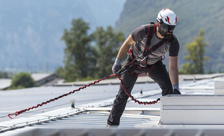 KURS FÜR MONTEURE VON ABSTURZSICHERUNGSSYSTEMEN